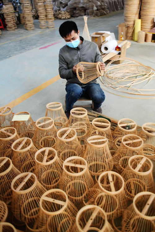 社會(huì) 3 粵桂協(xié)作 園林工藝品俏銷(xiāo)海內(nèi)外